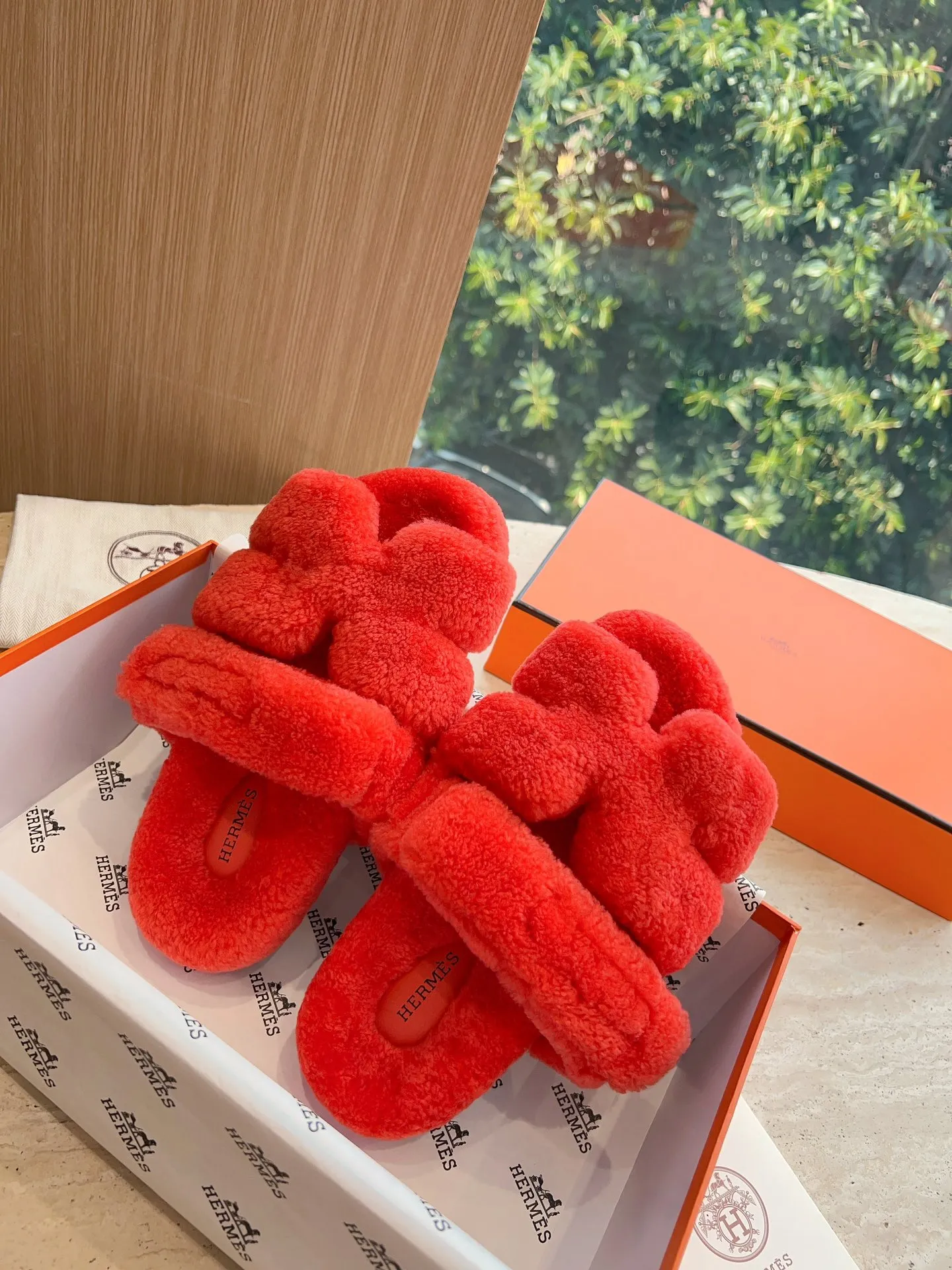 👟👟Ex-factory price 500👟👟 (Top version) Hermes Hermès Second Uncle Fur Slippers Can be made without standard: [Note: No standard needs to be customized] In 2024, the official website and Xiaohongshu will synchronize the latest color matching Hermès hot models, upgraded workmanship, high quality! Fashionable small wool H-slip autumn and winter style flat-soled wool mop. Fabric: Imported lamb's roll real wool. Lining: Imported lamb's roll real wool. Outsole: Genuine leather outsole. Size: 35-43, [Note: 41, 42, 43 customized]